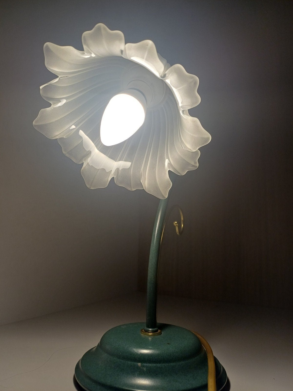 Lily Flower Vintage Tafellamp Groen met goud, Huis en Inrichting, Lampen | Vloerlampen, Glas, Metaal, Ophalen of Verzenden