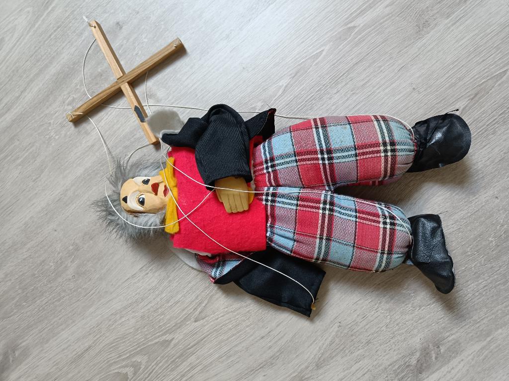 Clown marionet, Ophalen