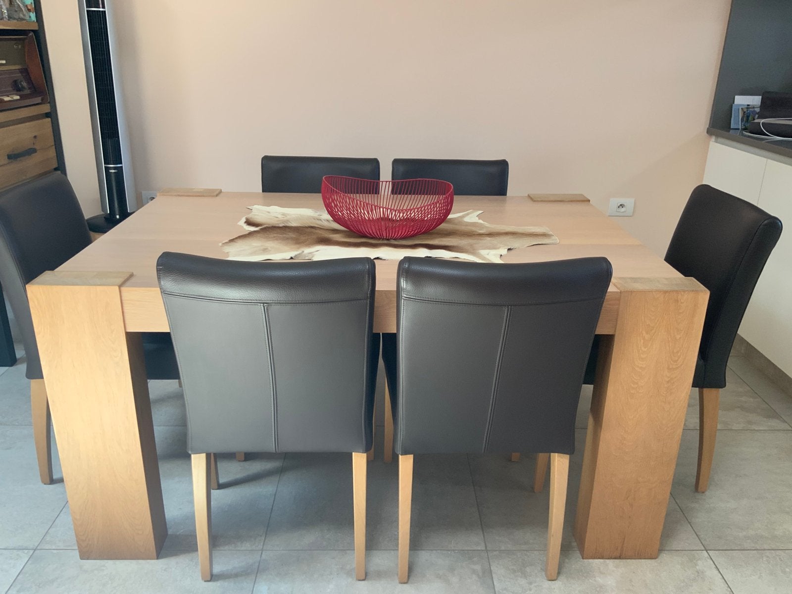 Table à manger en chêne avec six chaises en cuir marron, Maison & Meubles, Salles à manger complètes, Enlèvement, Utilisé