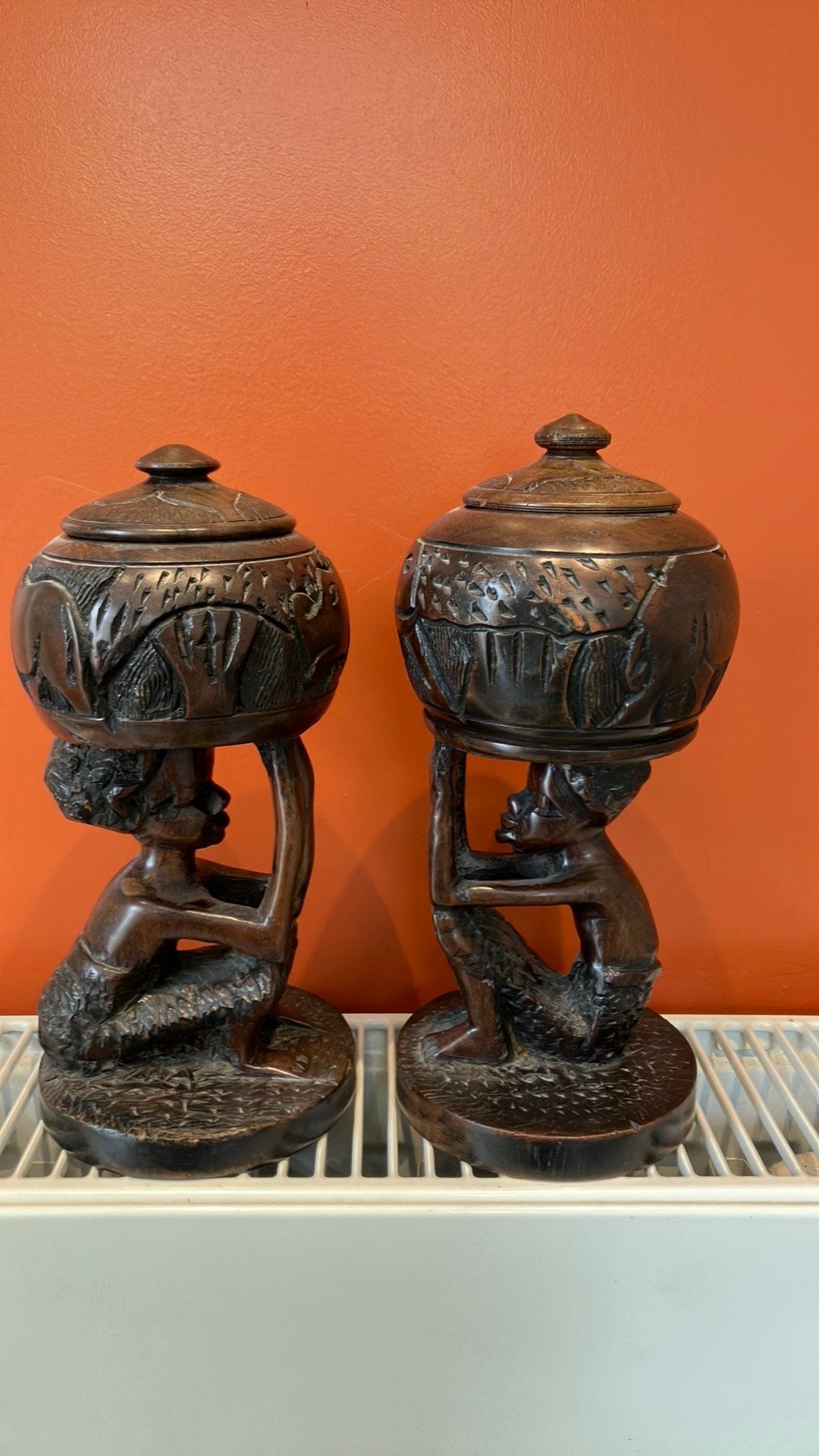 2 afrikaanse handgesneden beeldjes met neushoorn, Antiek en Kunst, Ophalen of Verzenden, Handgemaakt