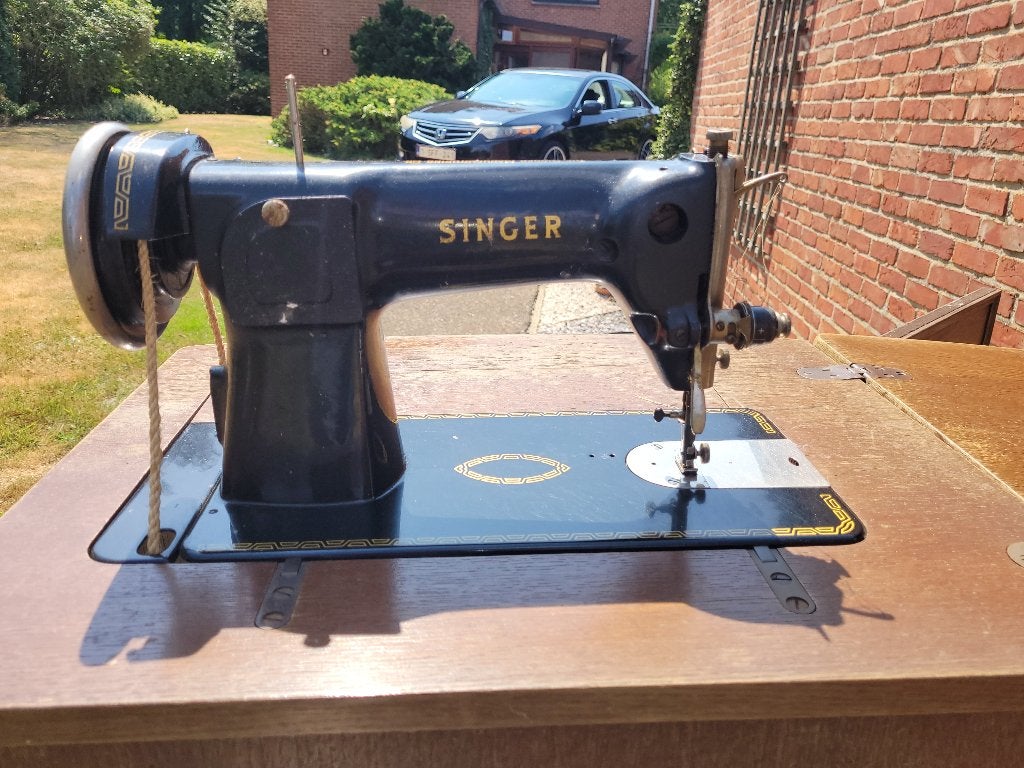 Oude Singer-naaimachine in meubel, Antiquités & Art, Antiquités | Machines à coudre, Enlèvement