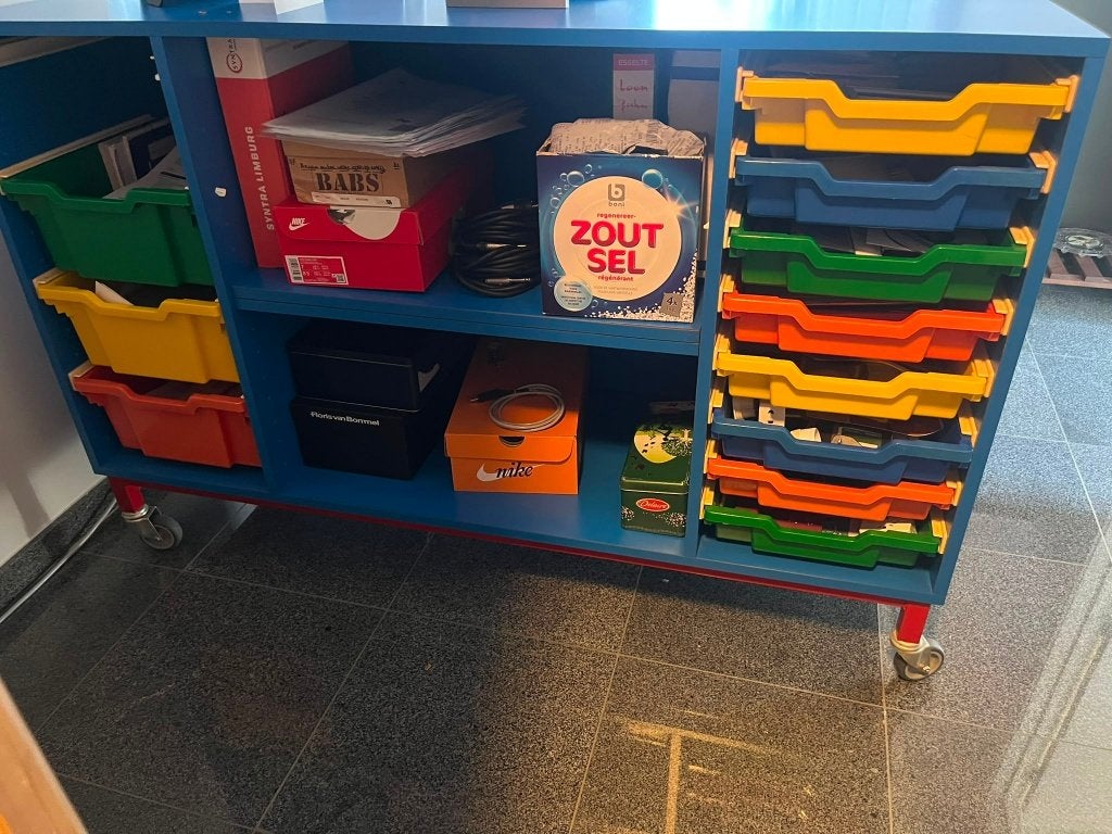Ruime en praktische opbergkast met gekleurde opbergbakken, Ophalen, Zo goed als nieuw