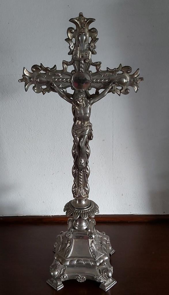 Grand crucifix antique en métal lourd couleur argent vers 18, Enlèvement ou Envoi