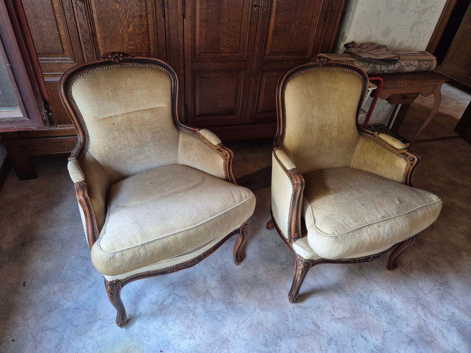 Paire de fauteuils cabriolets de style Louis XV, Enlèvement