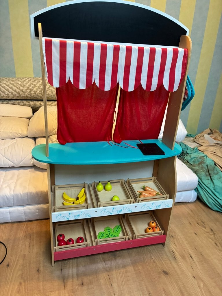 Houten winkel en omgedraaid een theater, Ophalen