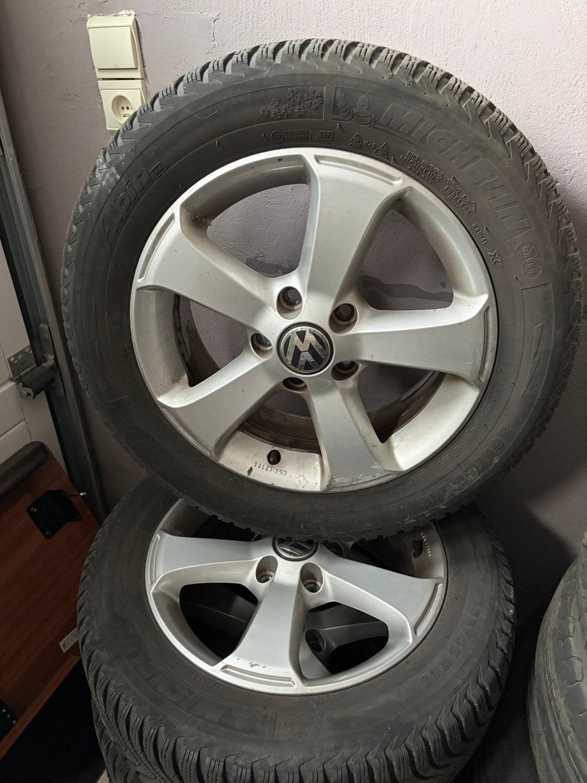 4 jantes aluminium vw 16” avec pneus Michelin – 205/55 R16, Autos : Pièces & Accessoires, Enlèvement, Pneus hiver, Pneu(s)