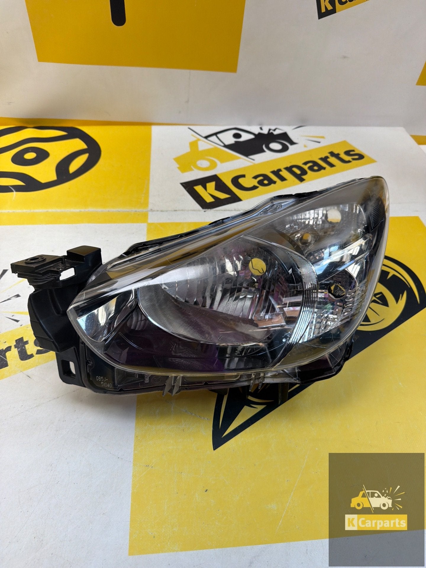 Koplamp Mazda 2 Links Halogeen DB5J51040 koplamp, Gebruikt, Shinchi, Fuchu-Cho 3-1
730-8670  Hiroshima, Mazda Motor Corporation