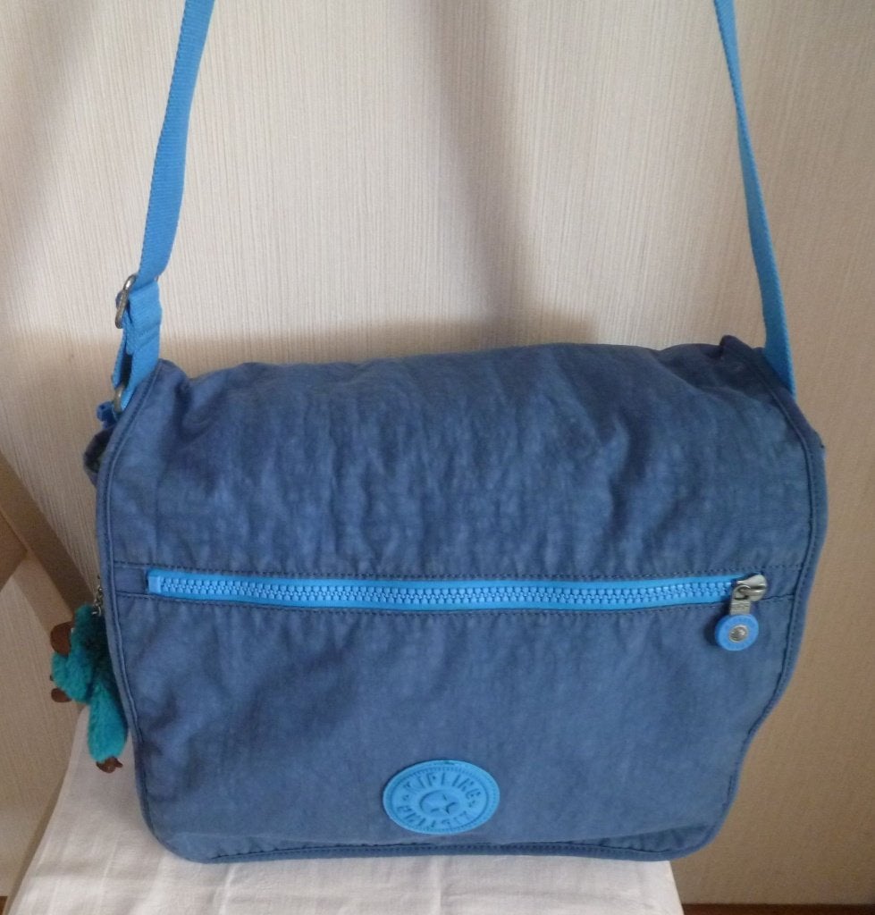 Kipling grand sac besace "madhouse" 2 tons de bleu + singe, Bijoux, Sacs & Beauté, Sacs | Cartables, Enlèvement ou Envoi, 30 à 40 cm