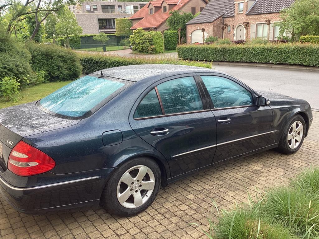 Mercedes w211 E220 cdi jaar 2002 avantgarde airco, Auto's, Mercedes-Benz, Automaat, Achterwielaandrijving, Zwart, Blauw