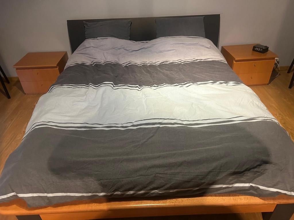 Volledige moderne slaapkamer met kleuraccent, Ophalen