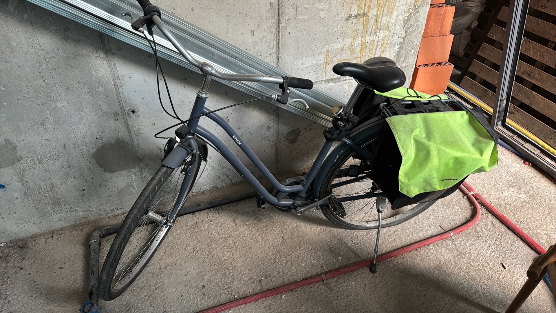 Vélo de ville B’TWIN Decathlon + sacoches – bon état, Enlèvement, Comme neuf