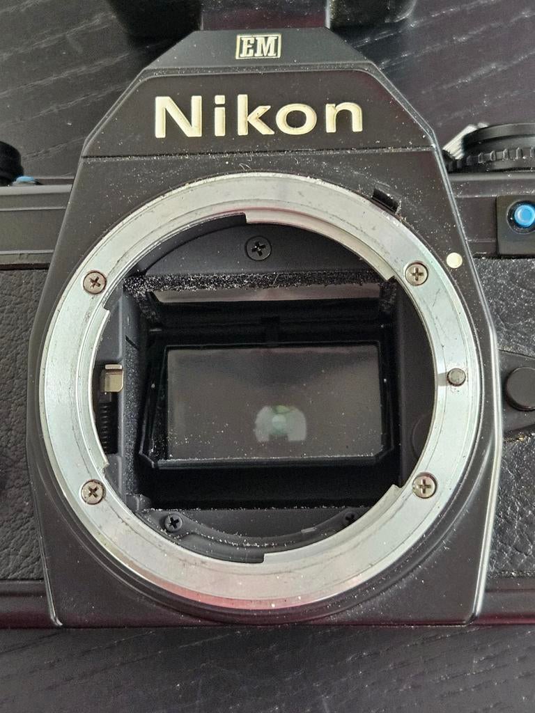 Nikon EM + 28mm & 50mm lenzen – getest & compleet, TV, Hi-fi & Vidéo, Enlèvement, Nikon