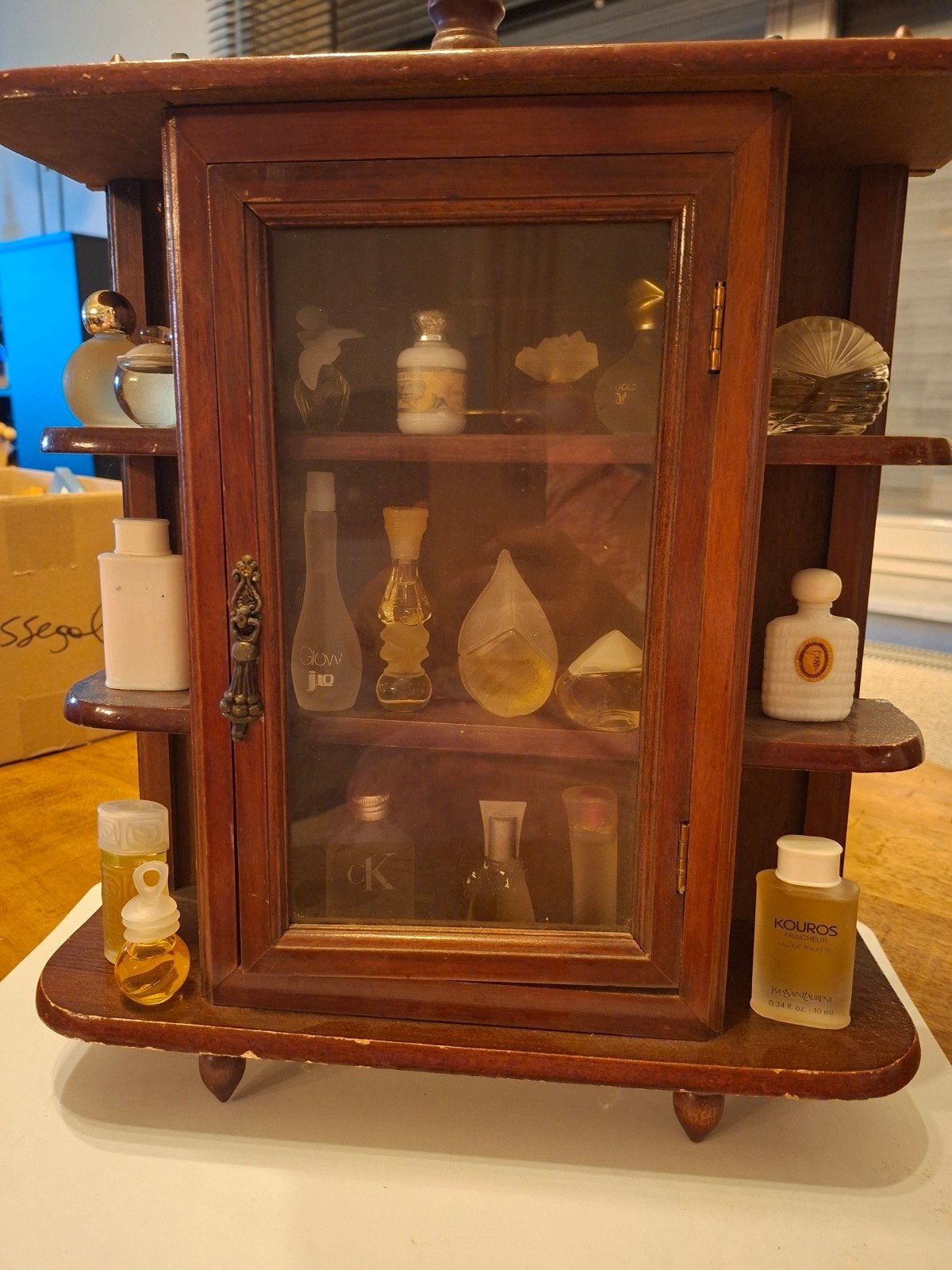 Leuke antieke vitrinekastje met miniaturen, Verzamelen, Parfumverzamelingen, Ophalen of Verzenden