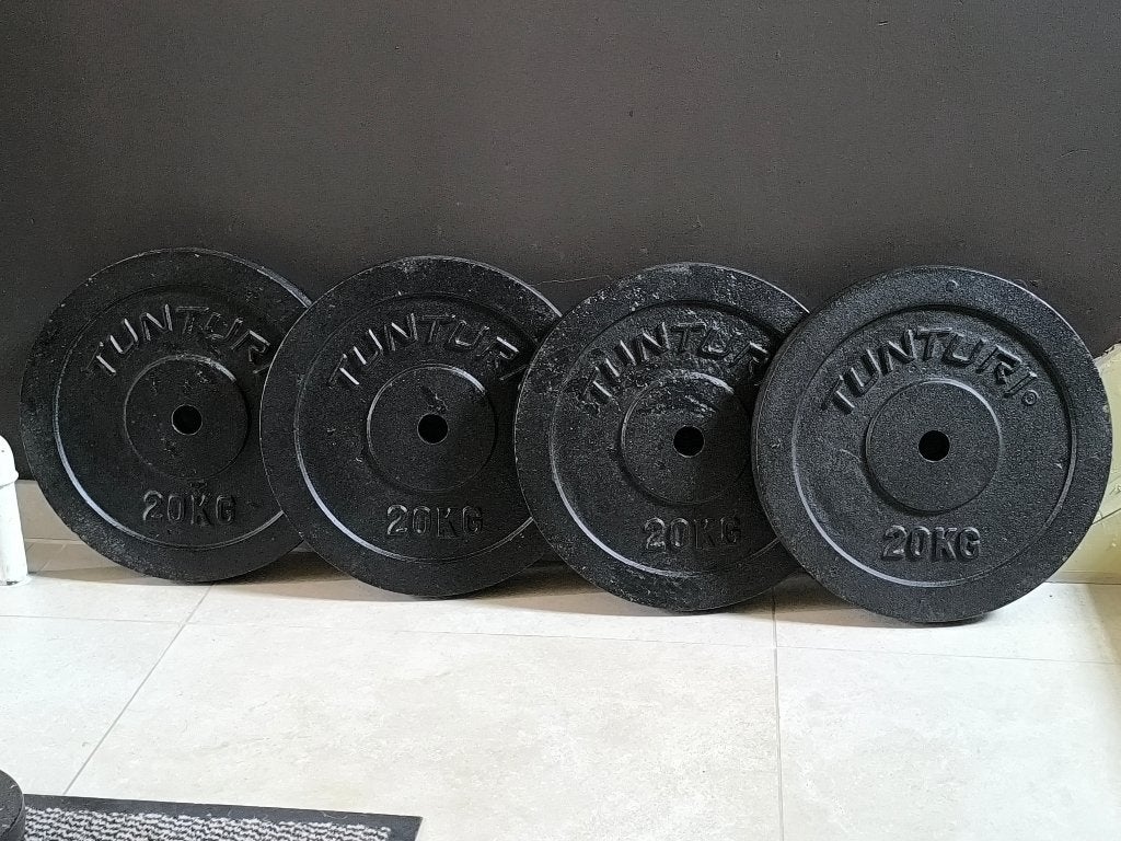 4 x 20kg plaques de musculation de TUNTURI (30mm)., Sports & Fitness, Enlèvement, Utilisé, Dos, Plaques d'haltères