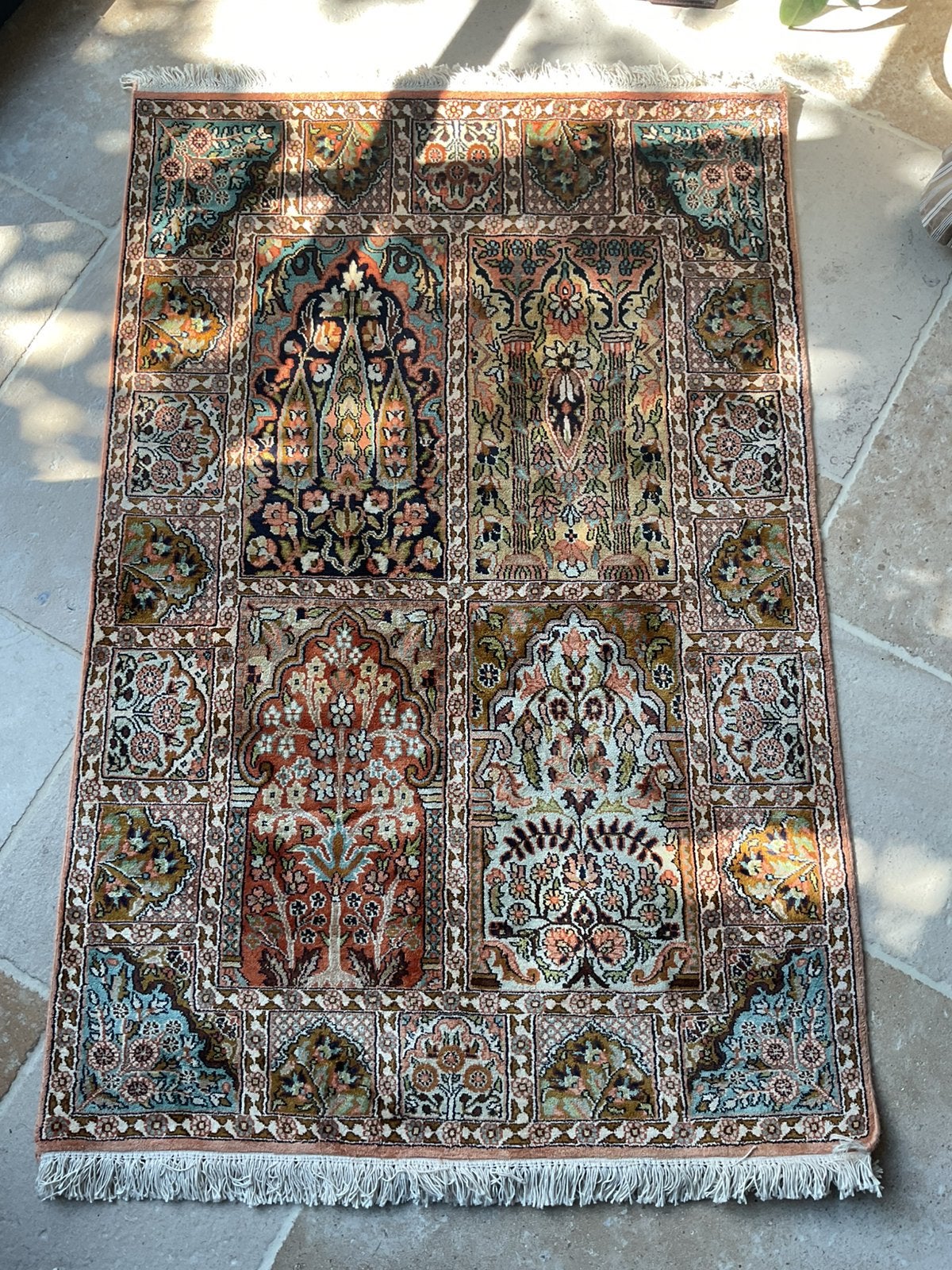 Tapis en soie noué à la main avec certificat, Maison & Meubles, Enlèvement ou Envoi, Comme neuf