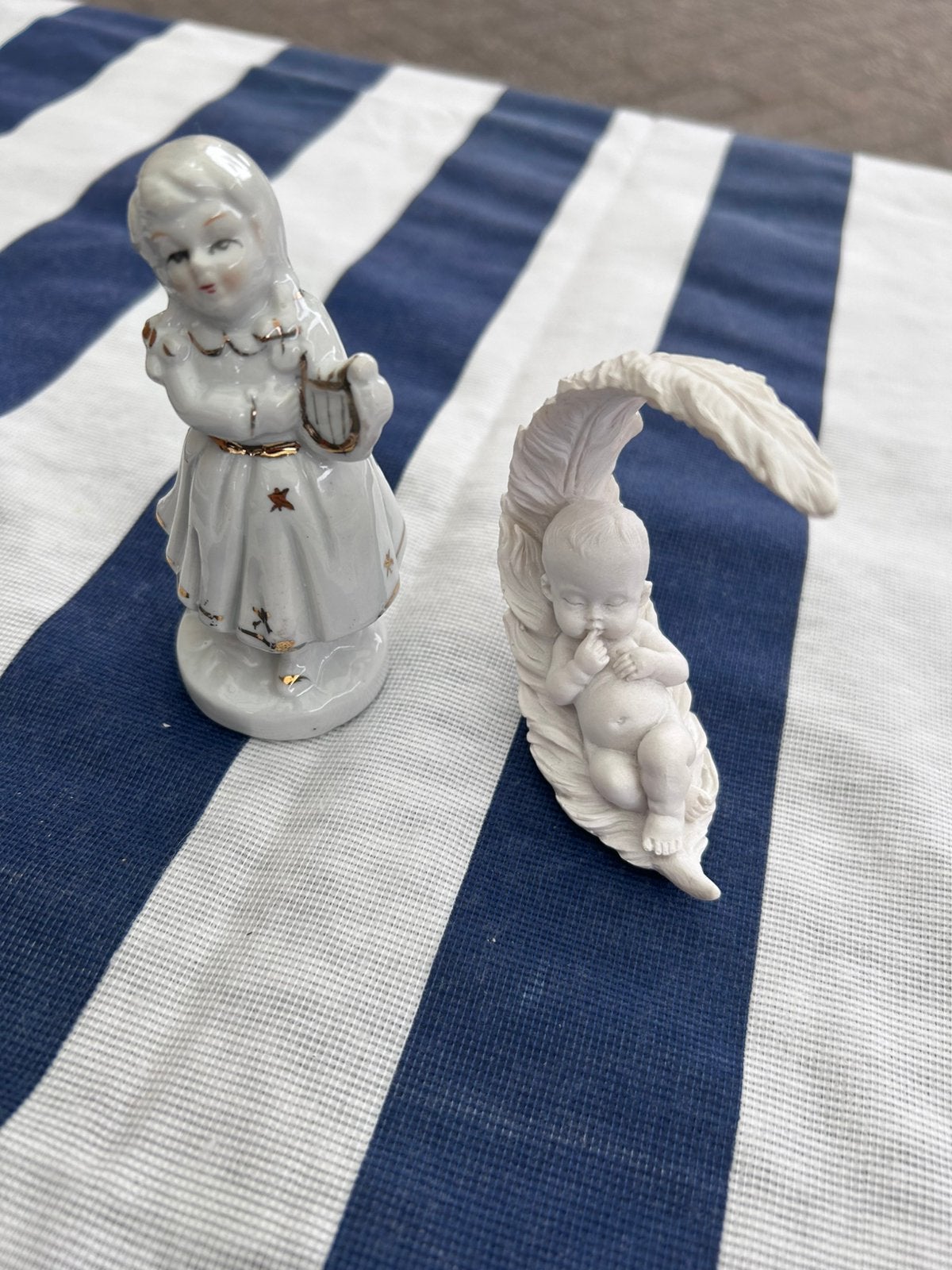 2 porseleinen beeldjes - slapende baby & meisje met de harp, Ophalen, Zo goed als nieuw, Mens
