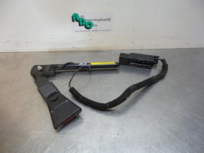 Tendeur de ceinture gauche d'un Opel Corsa (Corsa C 00-), -, Opel, Utilisé, -