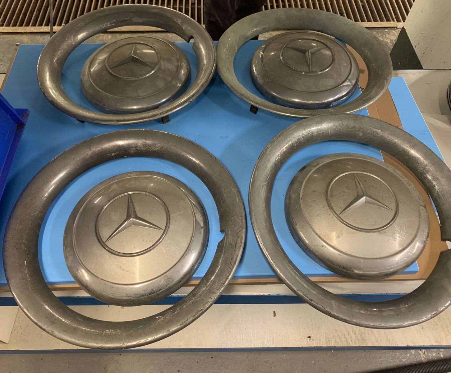 Couvre-roues + anneaux d'origine Mercedes-Benz — lot de 4, Enlèvement ou Envoi, Utilisé