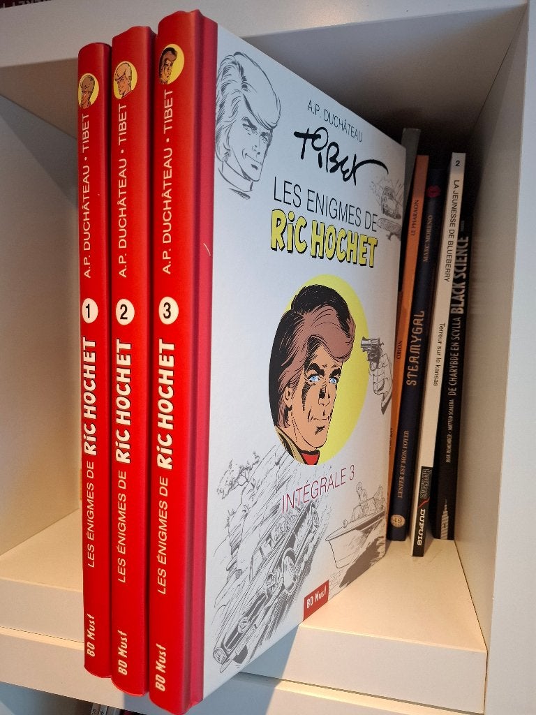 LES ENIGMES DE RIC HOCHET VOLUMES 1 à 3 COMPLET BD MUST 2024, Série complète ou Série, Enlèvement ou Envoi, Comme neuf