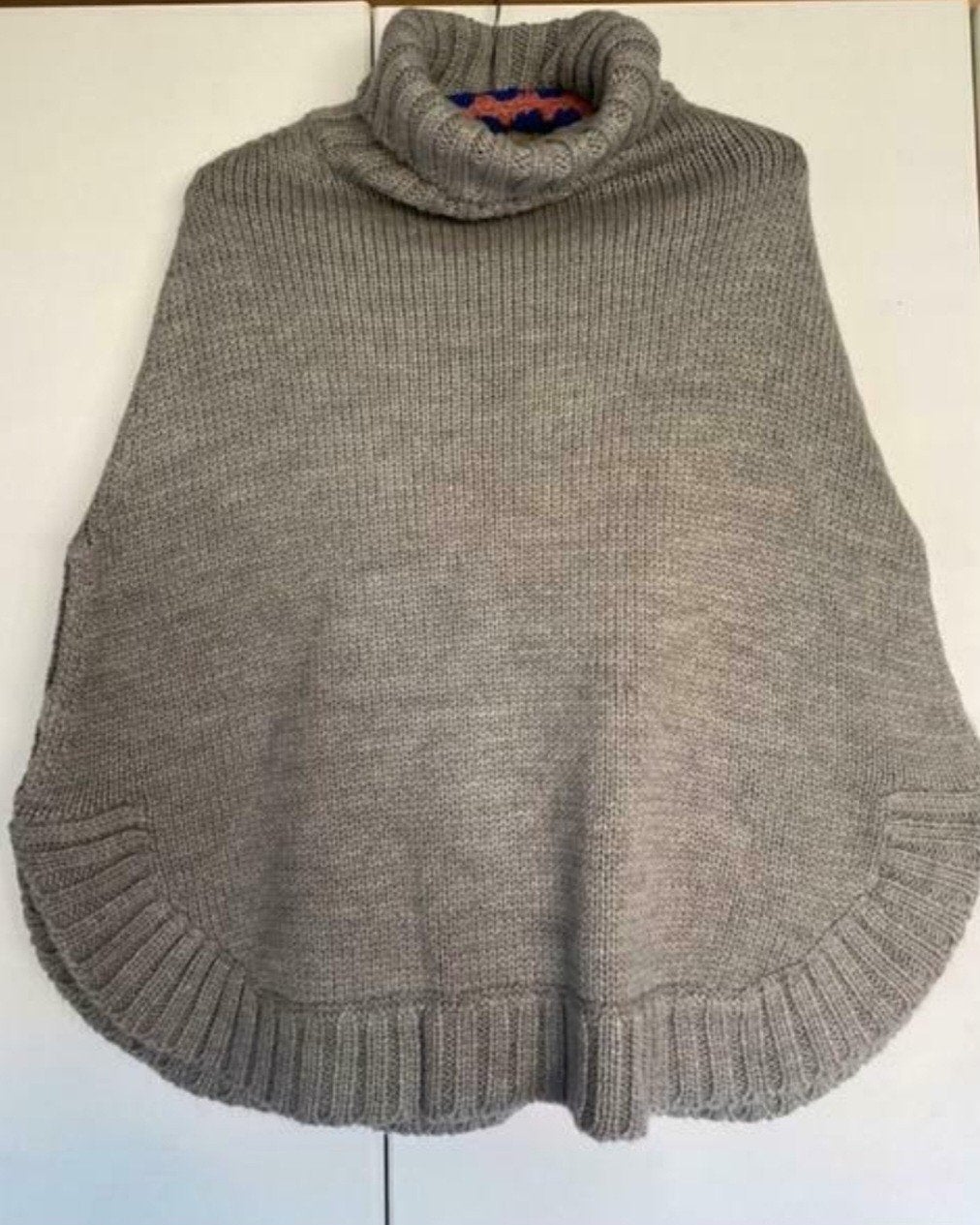 Prachtige gebreide Poncho medium., Ophalen of Verzenden, Zo goed als nieuw, Maat 38/40 (M), Grijs
