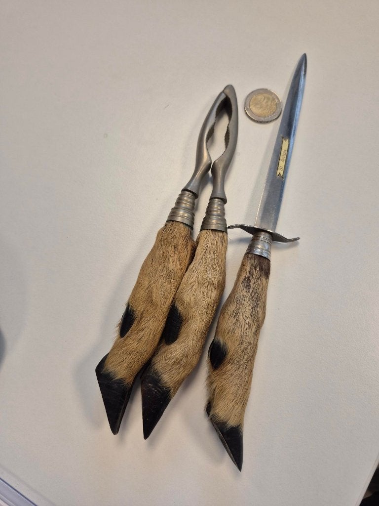 Set van brievenopener en notenkraker met hertenpootjes, Antiek en Kunst, Ophalen of Verzenden