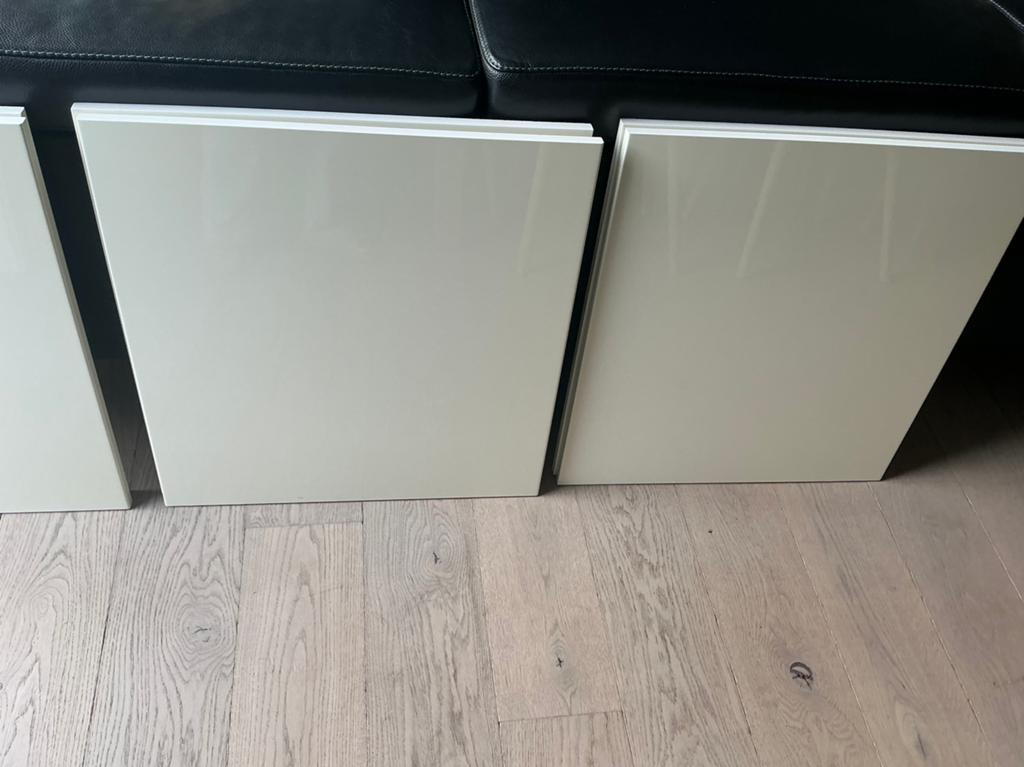 6  lakdeurtjes voor een ikea kast Bestä, Ophalen, Gebruikt