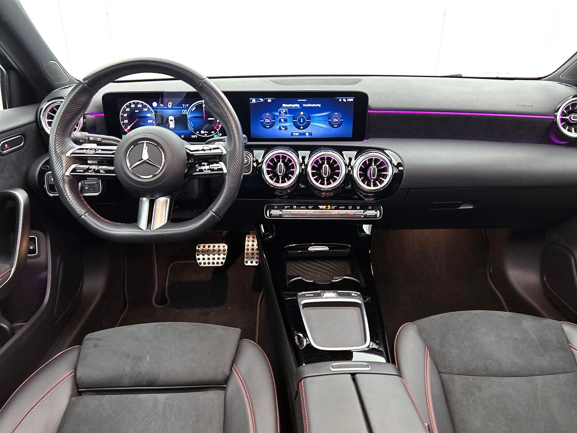 Mercedes-Benz A-klasse 250 e Hatchback AMG Line | Panoramisc, Auto's, Dealer onderhouden, Stof, Gebruikt, 4 cilinders