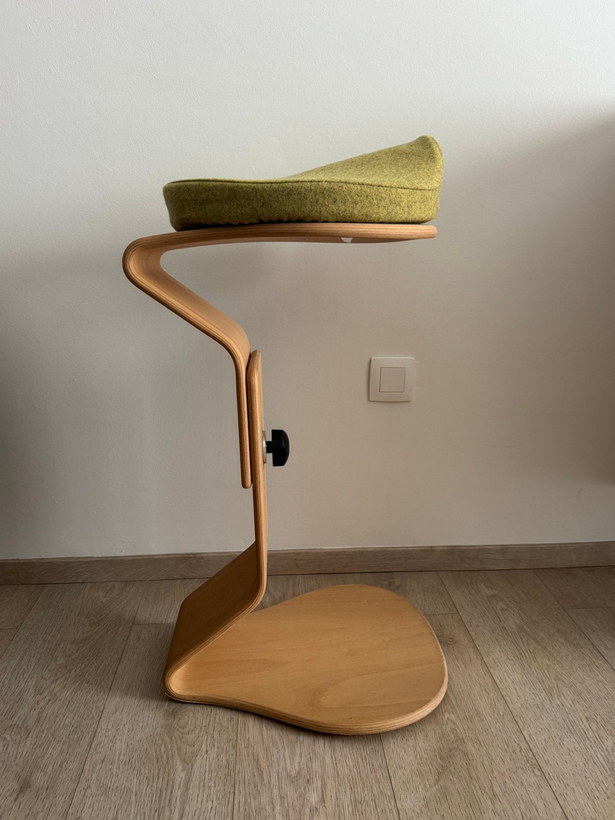 Ergonomische stoel / kruk, Ophalen, Zo goed als nieuw