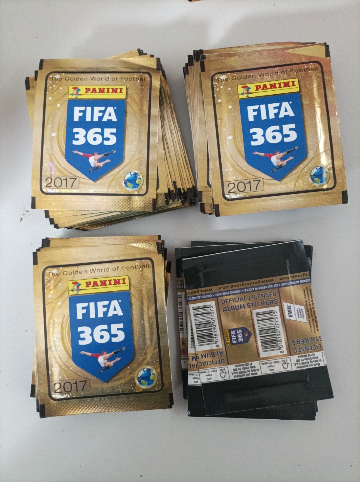 Panini FIFA 365, 2017. 100 sacs scellés, Hobby & Loisirs créatifs, Enlèvement ou Envoi