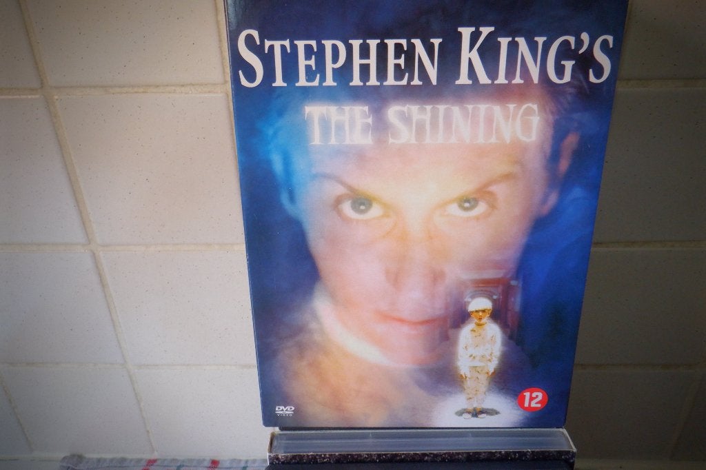 DVD The Shining de Stephen King. (2 - DVD), CD & DVD, DVD | Horreur, Comme neuf, Surnaturel, Suppléments, À partir de 12 ans, Anglais