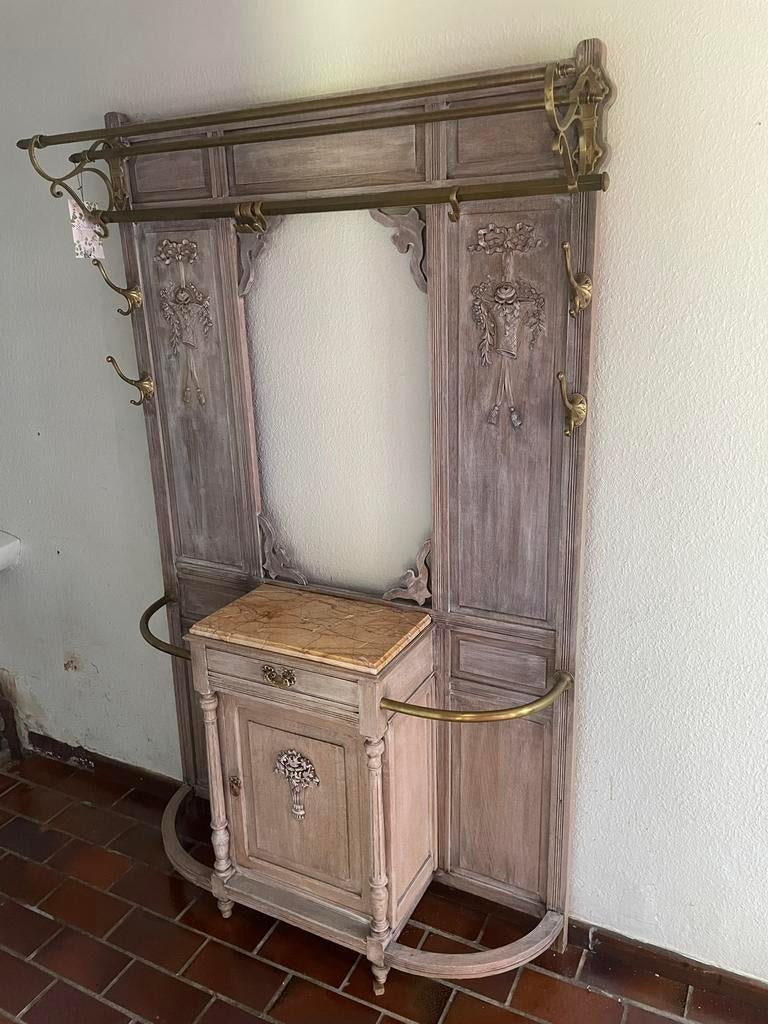 Porte-manteau ancien, Enlèvement