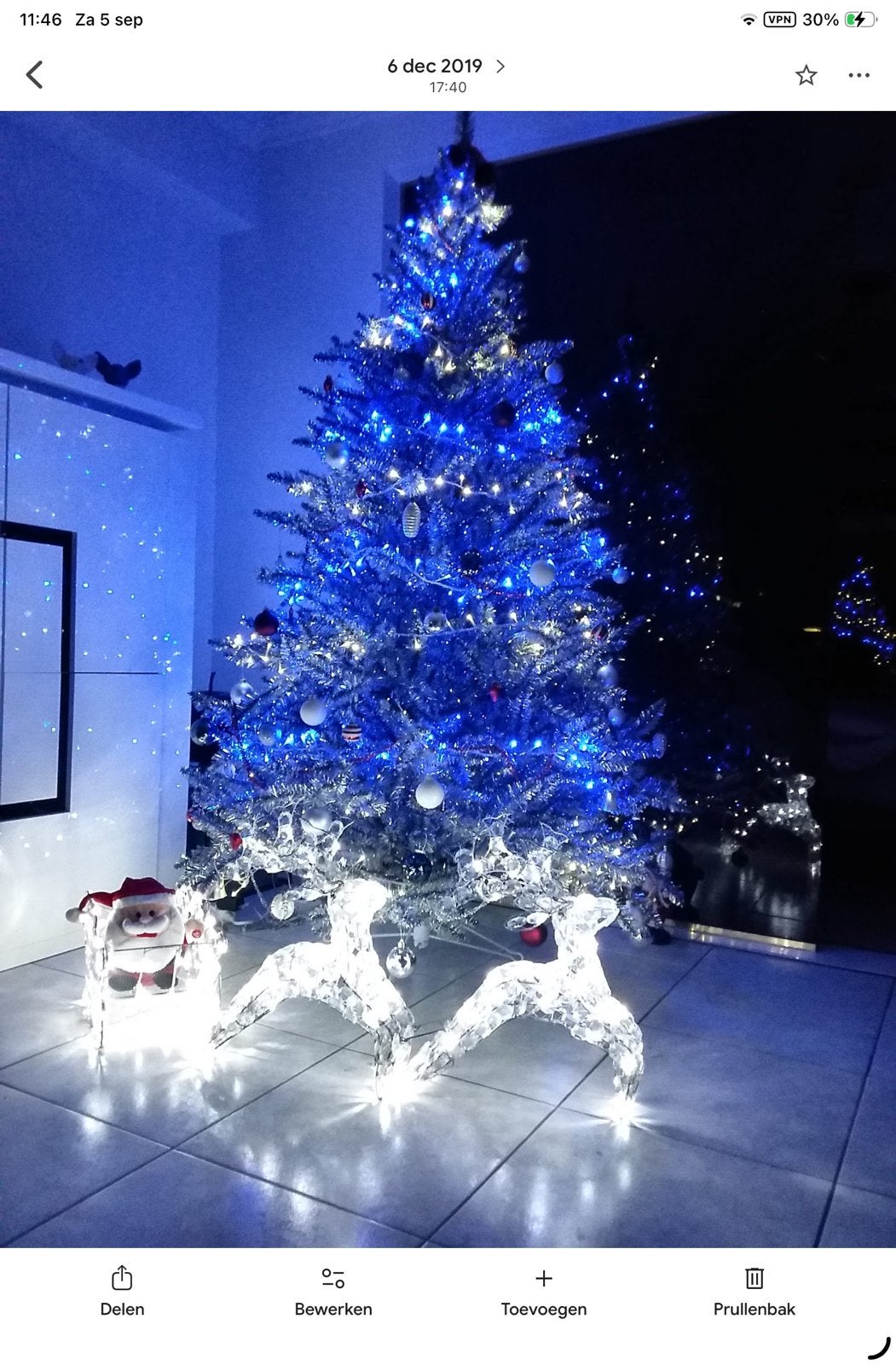Prachtige zilveren kerstboom met alle toebehoren zoals foto, Diversen, Kerst, Ophalen, Zo goed als nieuw