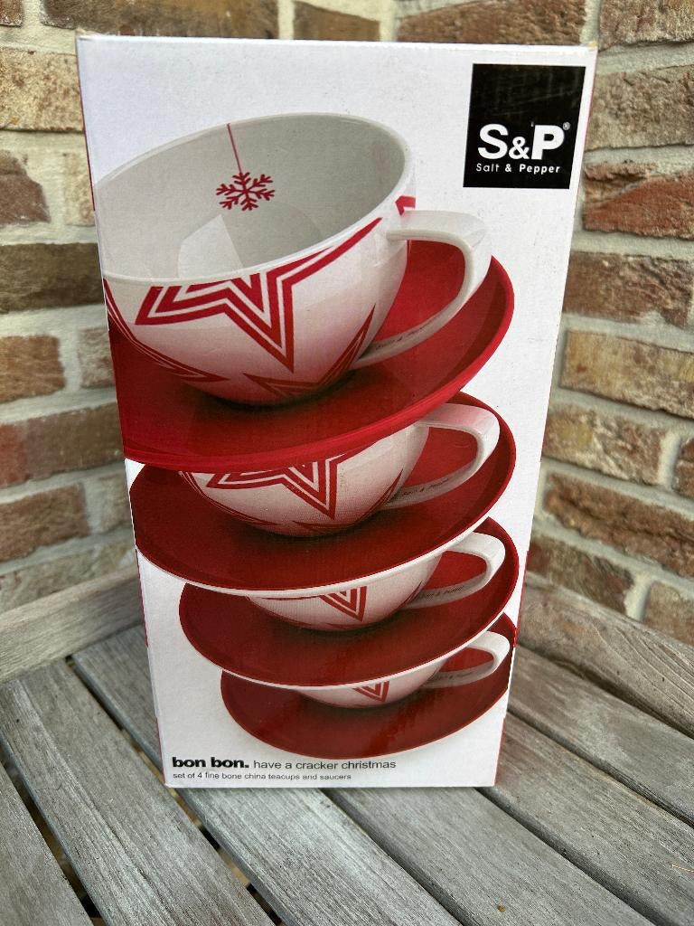 NIEUW SALT & PEPPER SET 4 TASSEN EN ONDERTASSEN, Ophalen of Verzenden, Nieuw, Porselein, Kop(pen) en/of Schotel(s)