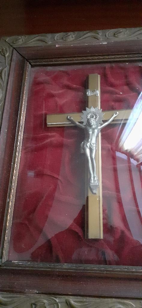 Crucifix ancien dans cadre, Enlèvement