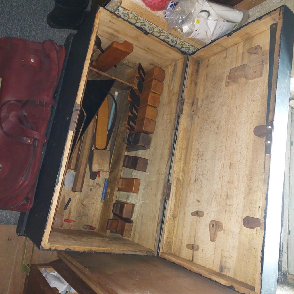 Coffre en bois + rabot ancien., Antiquités & Art, Enlèvement