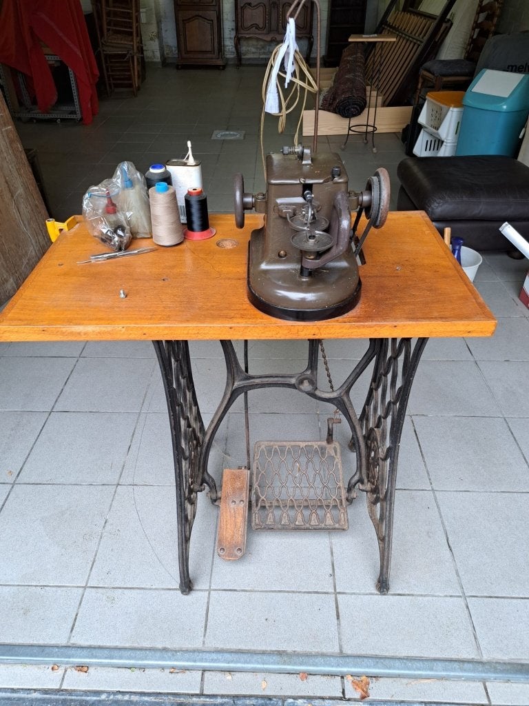 Pels naaimachine, Enlèvement
