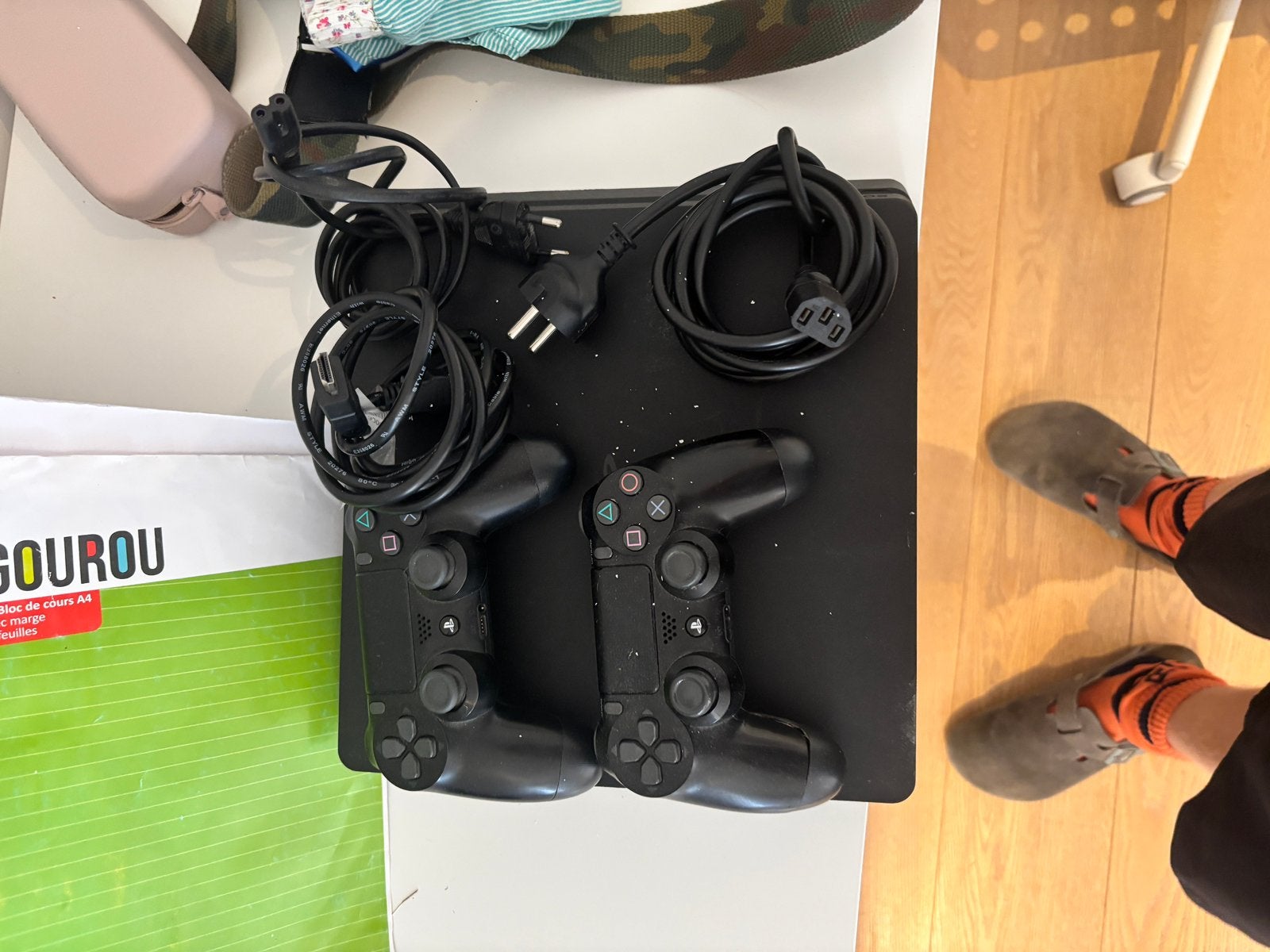 PS4 Slim + 2 Manettes DualShock 4 + Câbles (Fonctionnelle), Enlèvement, Comme neuf