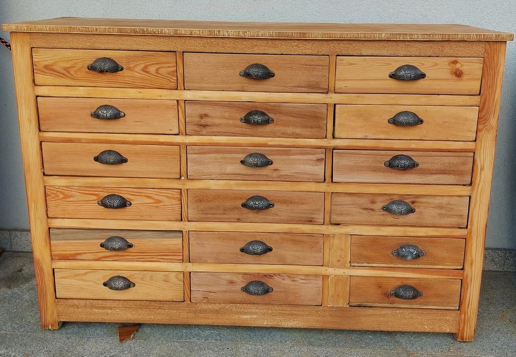 Zeer oude apotheekkast met 18 laden
L 1,14 h78cm
Br40cm, Enlèvement