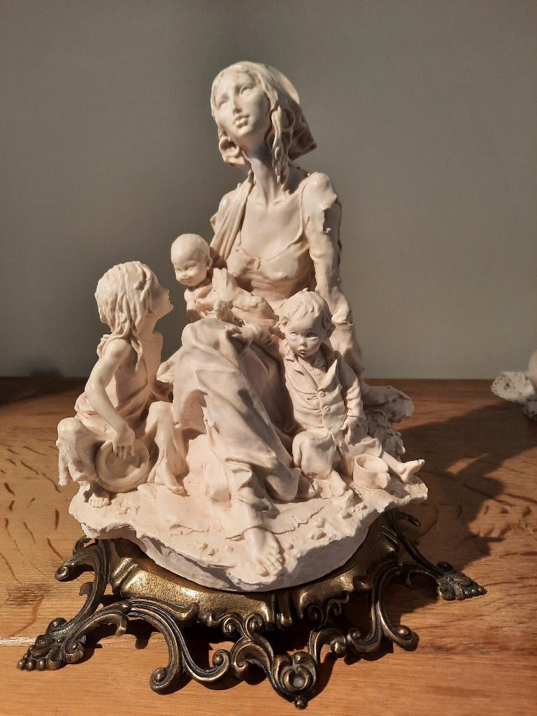 Vintage biscuitporceleinen beeldje "Moeder met 3 kinderen", Ophalen, Zo goed als nieuw, Mens