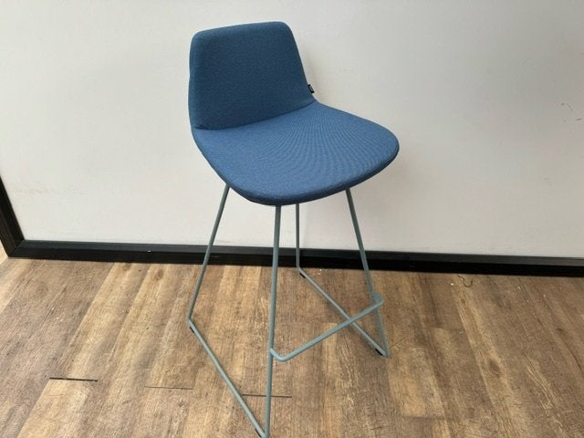 B&T design barkruk metalen frame blauw, Maison & Meubles, Chaises, Métal, Bleu, Enlèvement