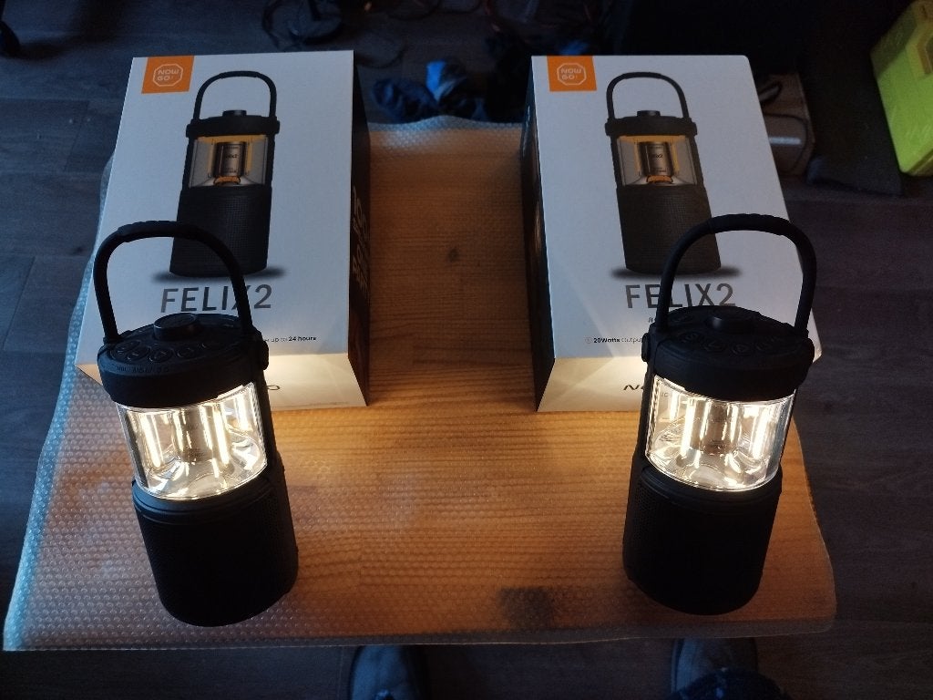 2 Lanternes camping NOWGO Felix 2 avec haut-parleur sans-fil, Caravanes & Camping, Enlèvement, Comme neuf