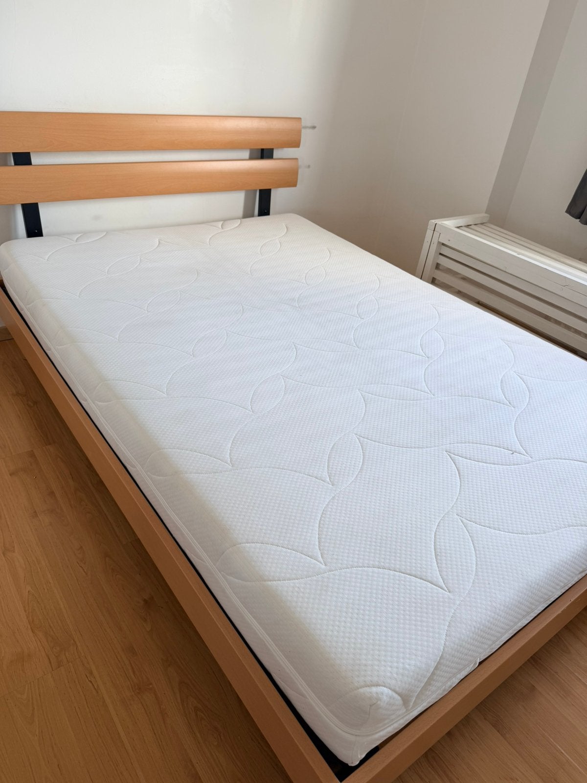 ️ À VENDRE – Lit double 140 x 200 cm avec matelas NEUF !, Maison & Meubles, Enlèvement, Comme neuf, Bois, 200 cm