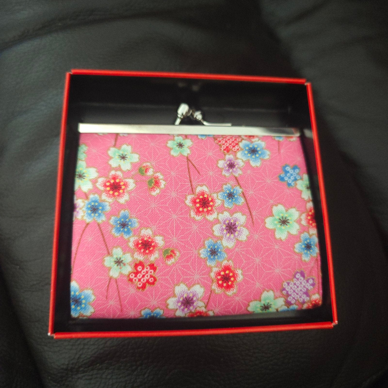 Porte-monnaie japonais "Hana Yūzen" neuf–Motif Sakura fleuri, Enlèvement