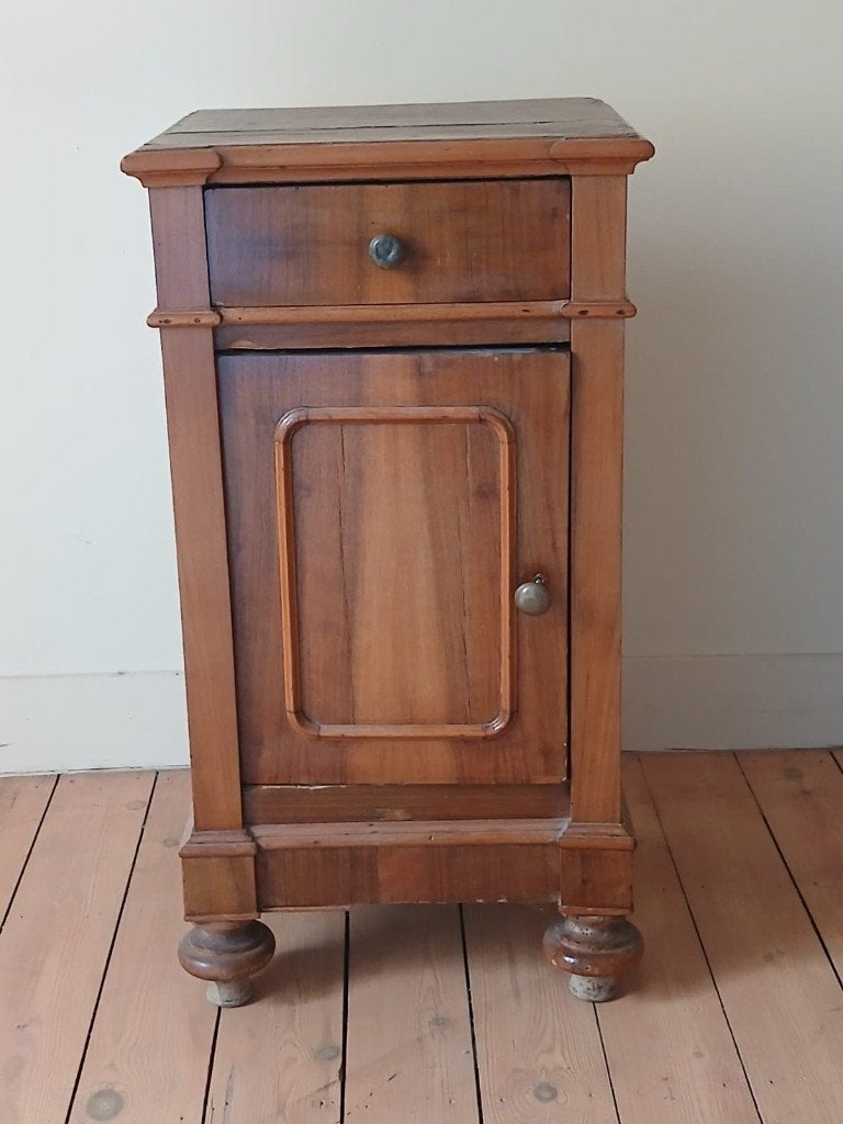 Table de chevet ancienne, Maison & Meubles, 70 cm ou plus, Moins de 45 cm, Enlèvement, Utilisé