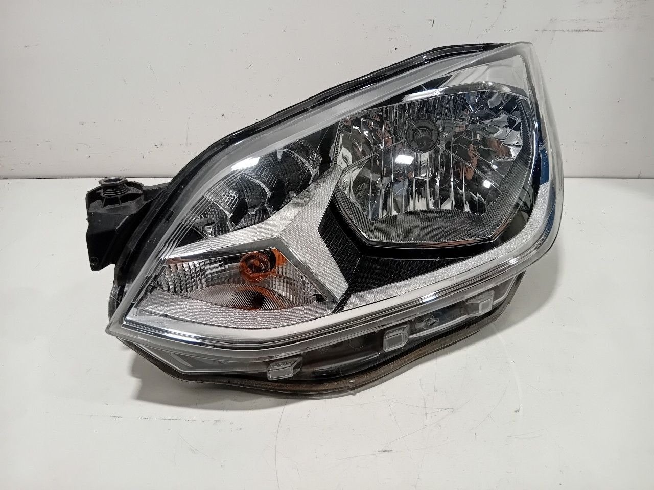 Koplamp links Volkswagen Up, Onderdelen@venauto.nl, Van der Ven Autorecycling B.V., Gebruikt, Ettenseweg 76, 4706 PB Roosendaal, The Netherlands