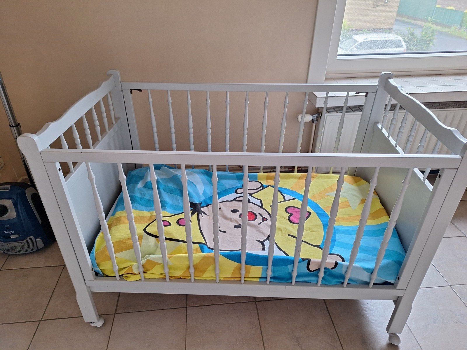 Babybed in hout licht grijs., Ophalen, Matras