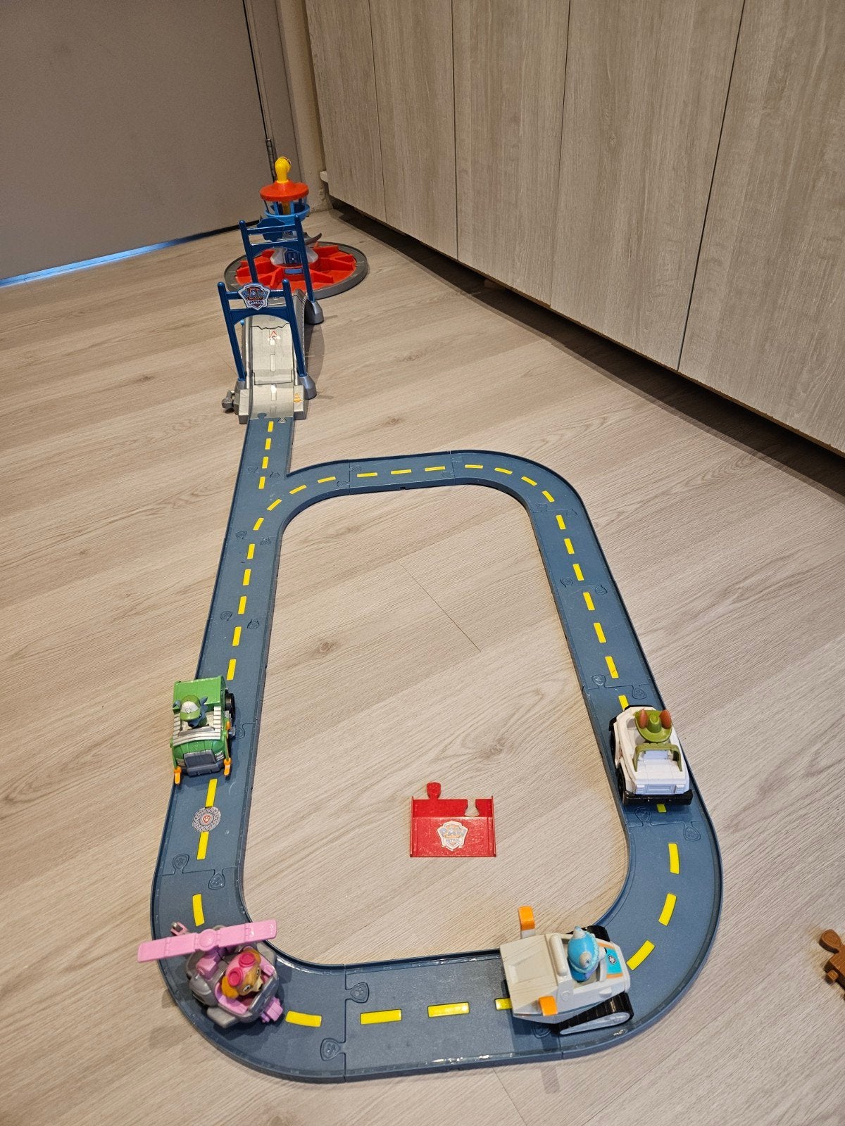 Paw Patrol baan met draaiende uitkijktoren en brug, Kinderen en Baby's, Ophalen