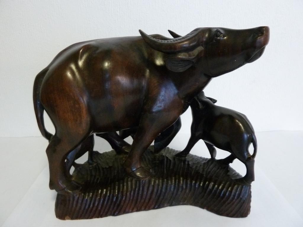 Houten beeld (Oosters) Buffel met kalfjes 5kg!!, Ophalen, Handgemaakt, Art deco, Zoogdier