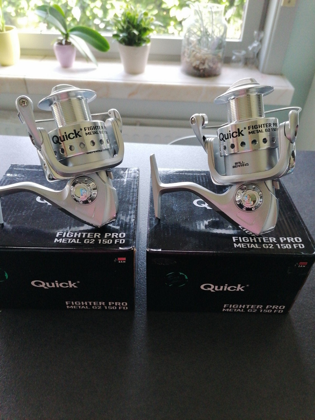 2 x DAM QUICK FIGHTER PRO METAL G2 150FD. NIEUW, Enlèvement ou Envoi, Neuf, Moulinet