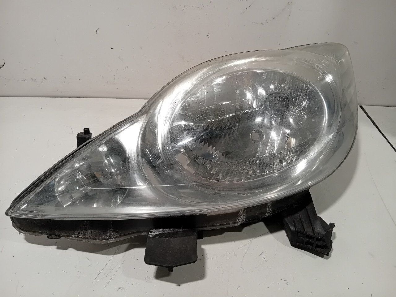 Koplamp links Peugeot 107, Onderdelen@venauto.nl, Van der Ven Autorecycling B.V., Citroën, Ettenseweg 76, 4706 PB Roosendaal, The Netherlands